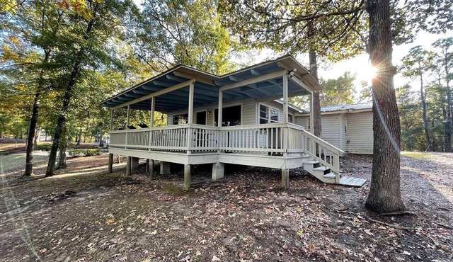 Spacious Waterfront Cabin with Stocked Pond Views & Resort Amenities near Zwolle, Louisiana