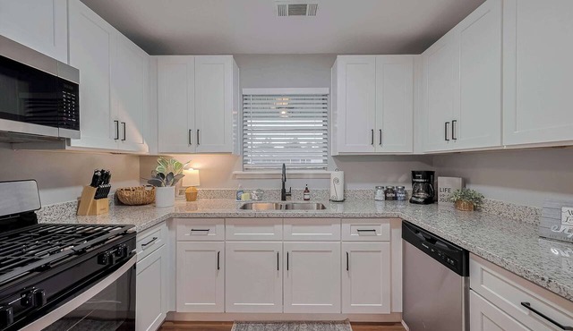 Spring Branch 3BR: Work & BBQ in Houston