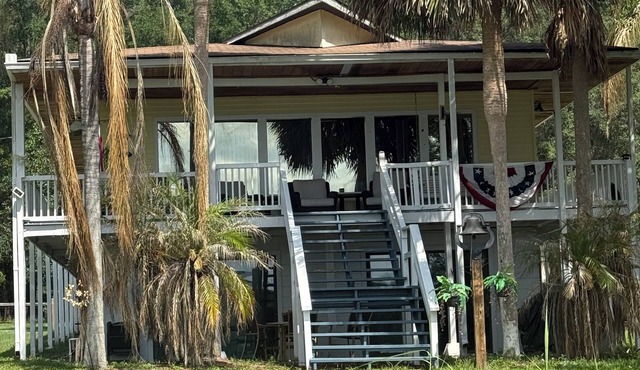 St John’s River Retreat on Nortons Fish Camp Rd! Enjoyable 3 bed, 2 bath w/dock