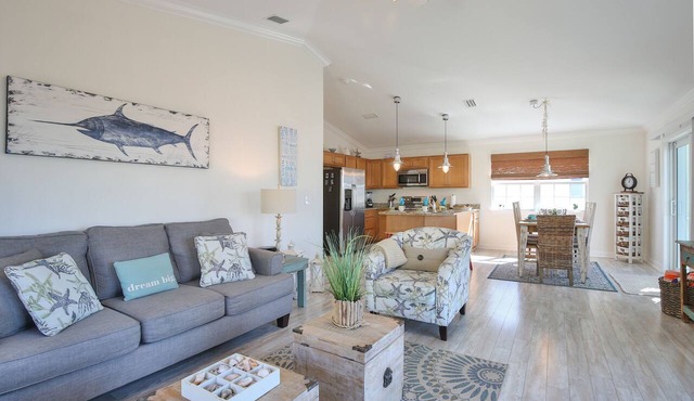 Starfish Unit B - Heated Shared Pool, Sunsets, Private Elevator & Rooftop Deck!