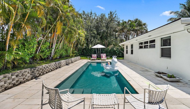 Steps secret BEACH+ Salt Pool + Screened porch + BBQ