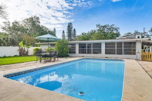 Steps to Bayshore Blvd! snowbird retreat w/Pool