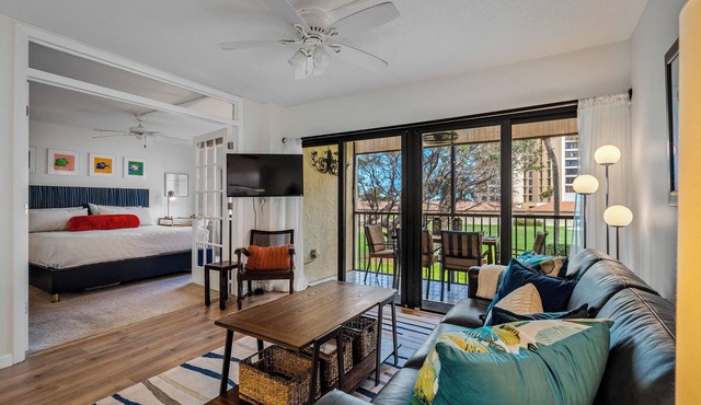 Steps to Beach, Free offseason Golf, King Bed, Fully Renovated and Appointed