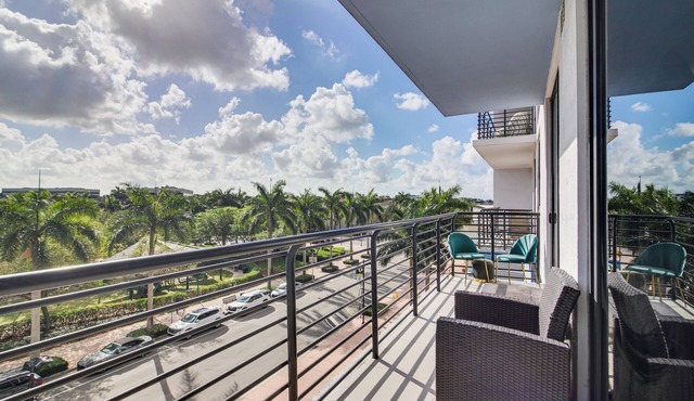 Steps to Dtwn Doral Park: Modern Group Retreat!