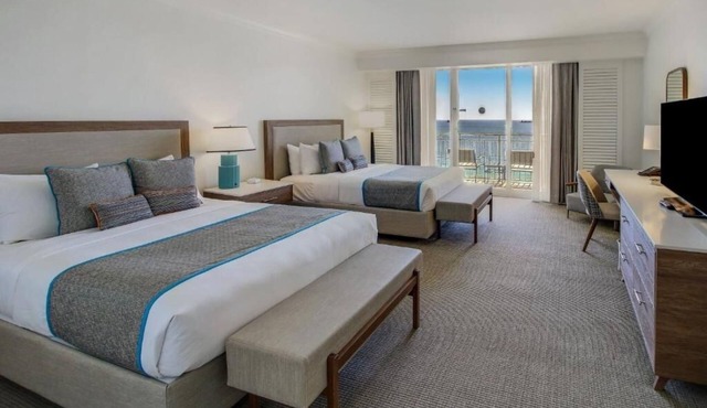 Studio 2 Queens Oceanfront Stay w/Pool, Spa, Dining, Beach Access