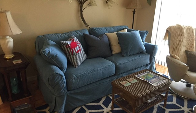 Studio Condo, just minutes from Charlotte Harbor and great island shopping!