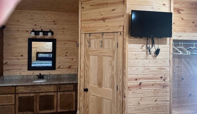 Studio cottage in gated hunting lodge -5 minutes from Saracen Casino in Pine Bluff