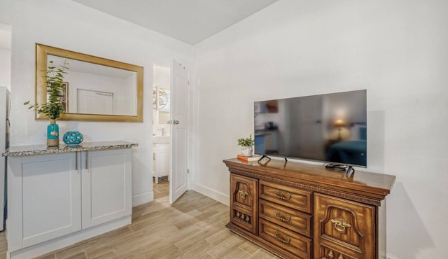 Studio Stay w/Kitchenette - Near EGAD, beach and more.