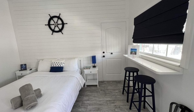 Studio steps to beach w/queen bed #2