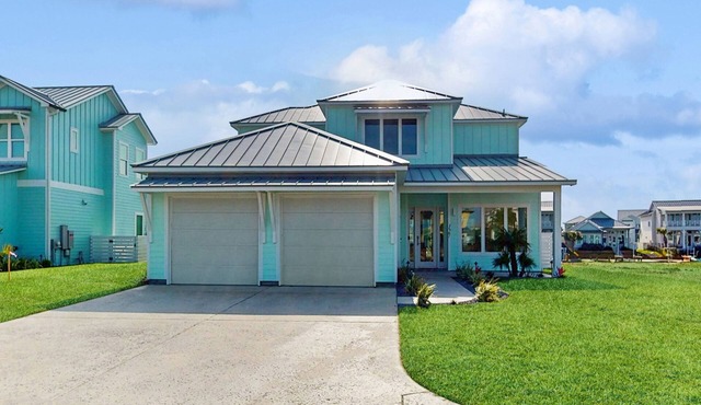Stunning bay front home w private, heated pool & hot tub - fishing & boating hub