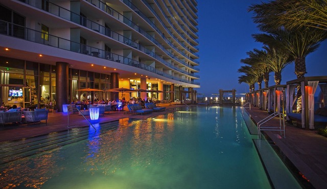Stunning Beachfront 2-Bed suite, Ocean Views & Walk to Diplomat Resort.