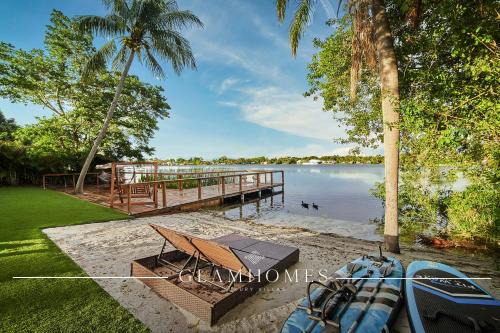 Stunning Lakefront Villa - Deck, Pool, Kayak, PaddleBs