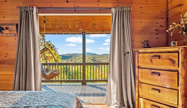STUNNING mountain views facing sunset, hot tub, 3 king bedrooms + attached baths