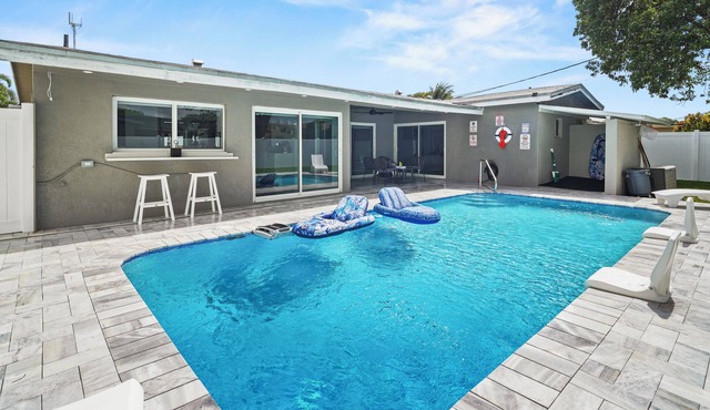 Stunning Newly Renovated Pool Oasis 3B 2BA in Miramar Isles.