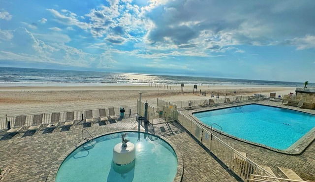 Stunning Ocean Front - King Bed Private Balcony!