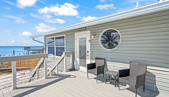 Stunning Riverfront Balcony Suite W/Private Beach Access & Event-Ready Setting ✨🌊
