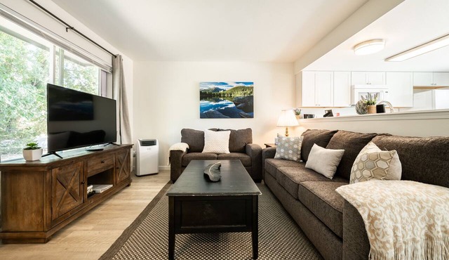 ❀ Stunning ❀ Townhouse with A/C! Sleeps 5 People