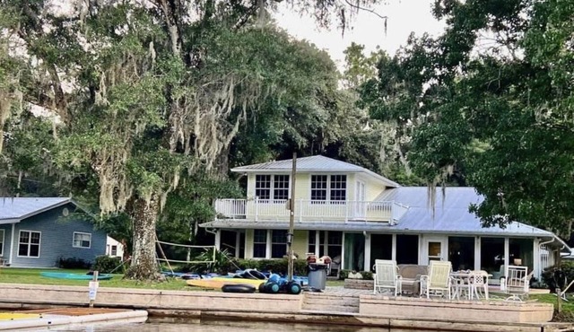 Stunning upper Rainbow River view even from inside the home! Kayaks/paddleboards