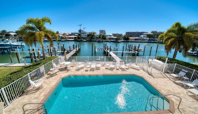 Stunning Waterfront Penthouse with Rooftop Casita – Steps to Clearwater Beach