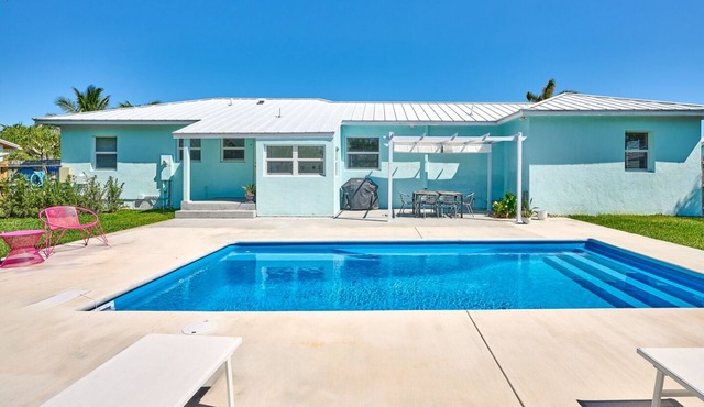 Stylish 4BR Retreat w/Heated Pool & Lush Yard Close to Downtown Delray Beach