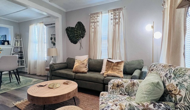 Stylish Cottage-4 min. to Cruise Ports and half mile from beach