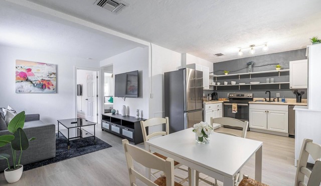 Stylish Cottage Near Beach, Downtown, and Airport