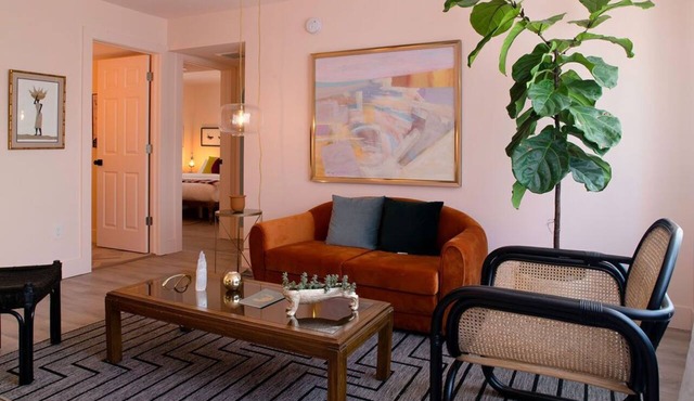 Stylish & Eclectic Modern 2/2 Apt - WeAreGrateful