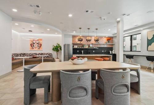 Stylish New Studio DT - Pool, Gym - Rooftop Lounge