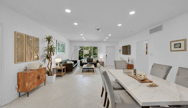 Stylish Oasis: Near Attractions, Newly Renovated Home with Modern Amenities, Family and Dog-Friendly