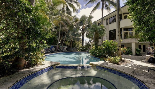 Stylish Oceanfront Vacation Rental with Private Beach, Pool, and Hot Tub in Florida Keys