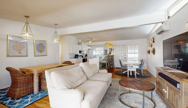 Stylish retreat with WiFi, washer/dryer, & access to community pool
