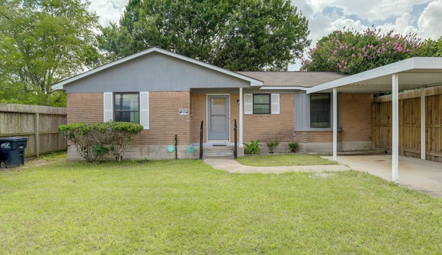 Suburban Sanctuary: Magnolia Home w/Backyard!