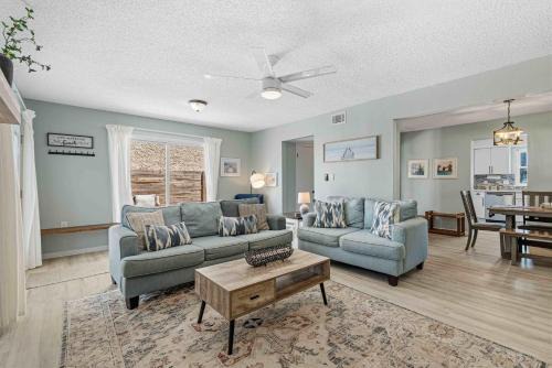 Sugar Reef Cottage-unit 1 - Gorgeous coastal townhome with washer&dryer close to beach & dog-friendly