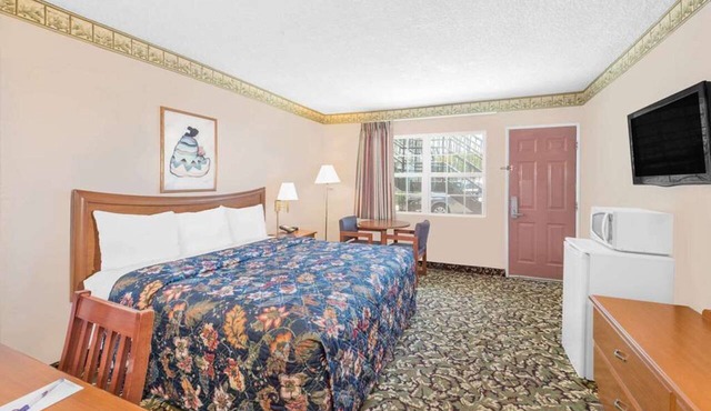 Suite Room with Fee Breakfast, Airport Shuttle, Pool Close to Pecos Museum