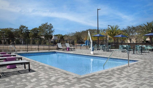Suite w/Kitchen & Pool Access | Weston Stay + Free Breakfast Included