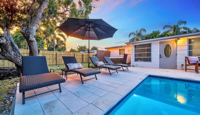 SUMMER SAVINGS! 2 miles to Beach/5th Ave, 2 King Beds, Hot Tub, Bikes