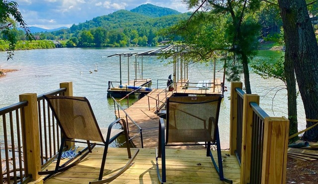 Summers are better @ Lake Chatuge - Waterfront Farmhouse in Hiawassee, GA