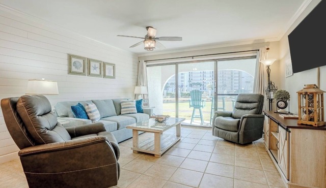 ⛱️ Sun-drenched Sand Dollar Villa | ground floor, easy walk to beach and dining