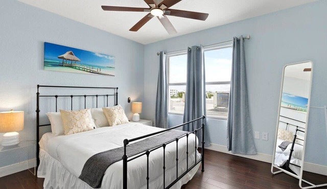 Sunlit 2-Bed Oasis: Steps to Miami Beach!