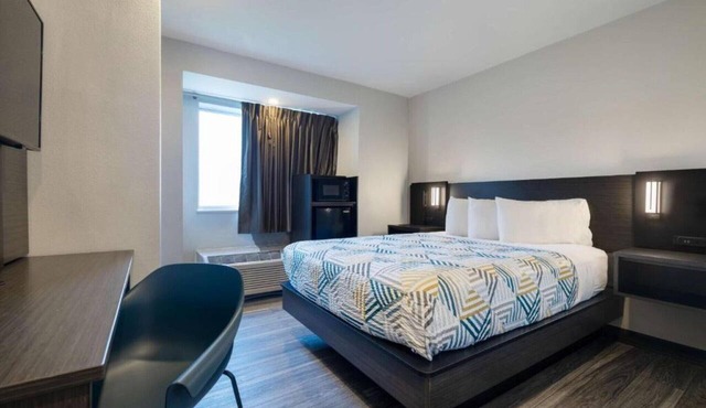 Sunny ADA Queen Bed|Pool|Free WiFi
