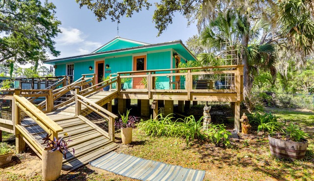 Sunny Apalachicola Vacation Rental with Deck!