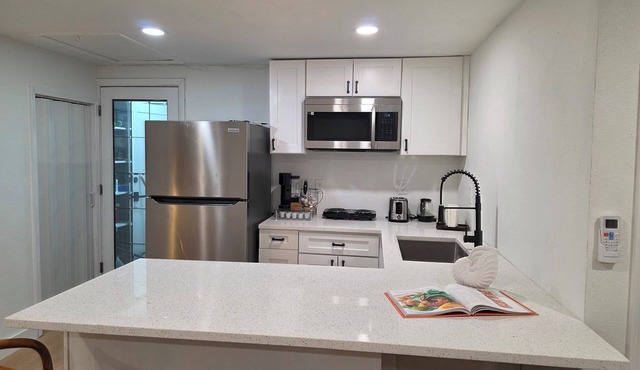 Sunnybreak –Private Studio w/Kitchen & Laundry Cozy Coastal Getaway in Holiday