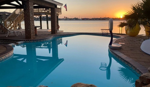 Sunset on the English Bayou with 5 bedrooms and a pool in Galveston
