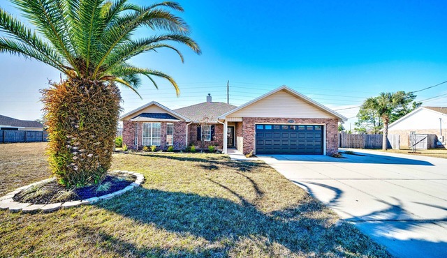 Sunshine Stay! 3bed/2bath home with POOL & GAME ROOM! Sleeps 10