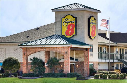 Super 8 by Wyndham Arlington Near AT&T Stadium in Arlington