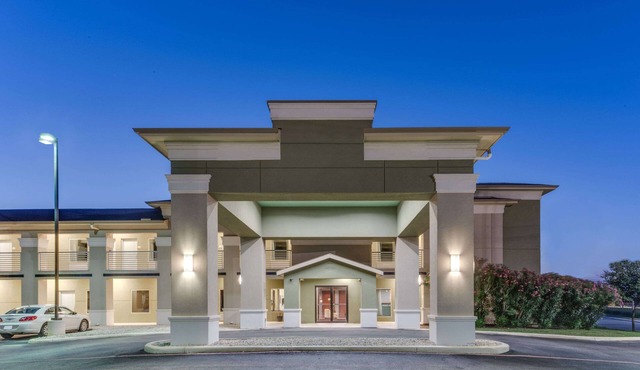 Super 8 by Wyndham Cotulla TX