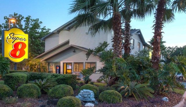 Super-8-Gainesville-I-75-Hospital-University-Area