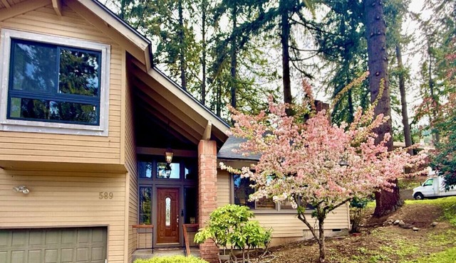 Super comfy 3000 sq ft 4 bedrooms, Deck, EV Charger in Springfield