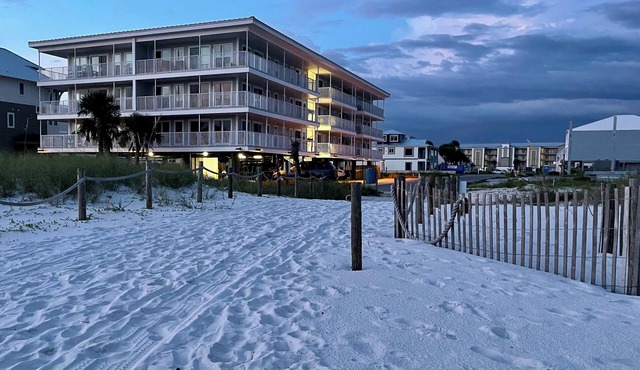 Surfside #11, Beautiful Beachfront Luxury Condo, Allergy Friendly:No Pets.