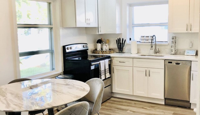 Swinton Cottage by Delray Beach w/free parking Unit A